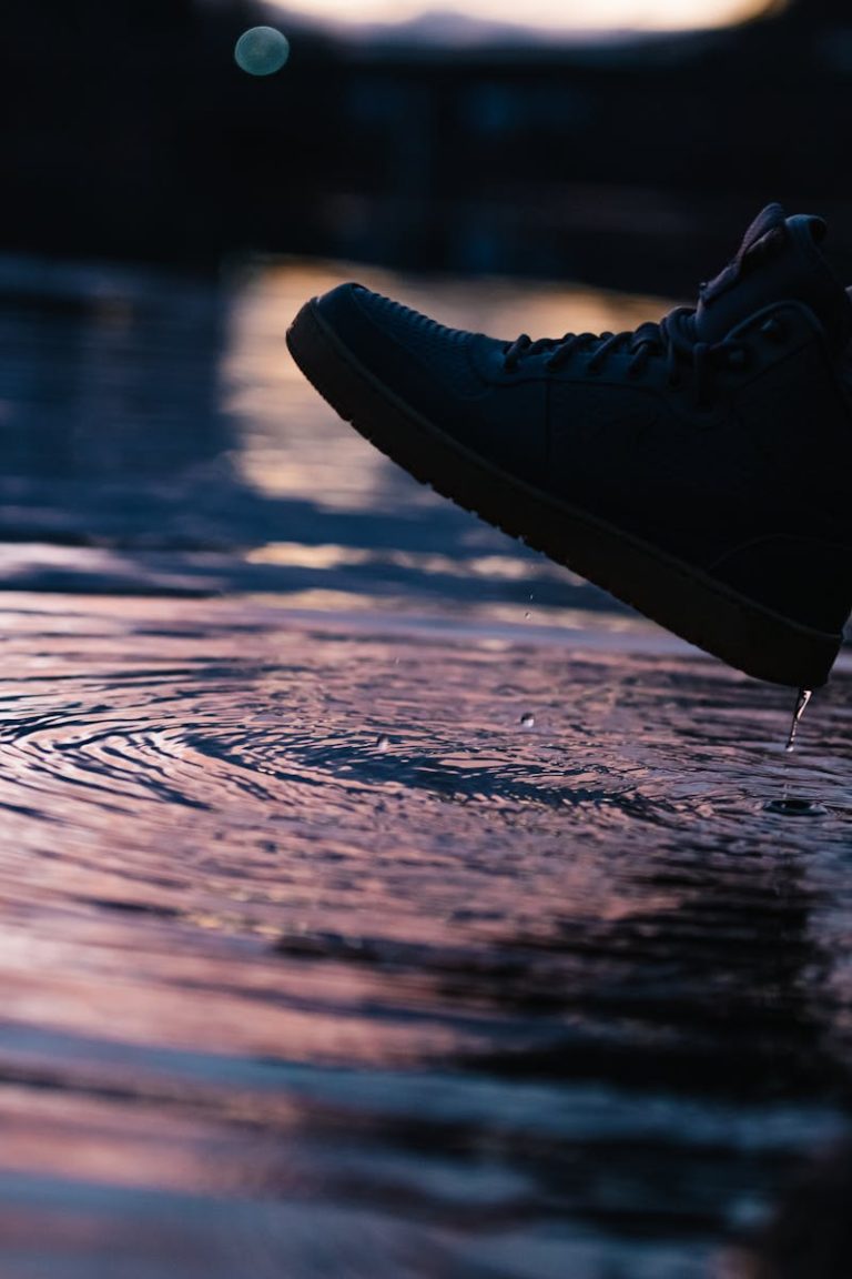 Kinervus: A Complete In‑Depth Guide A silhouetted shoe creates ripples in water during twilight, conveying a sense of movement and reflection.
