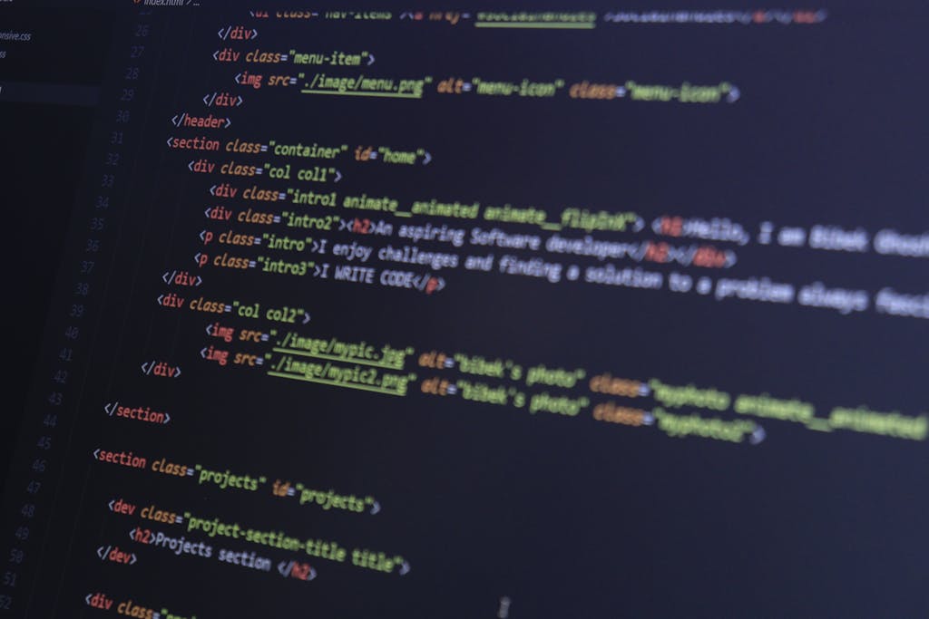 Pxless Design: HTML and CSS code on a computer monitor, highlighting web development and programming.