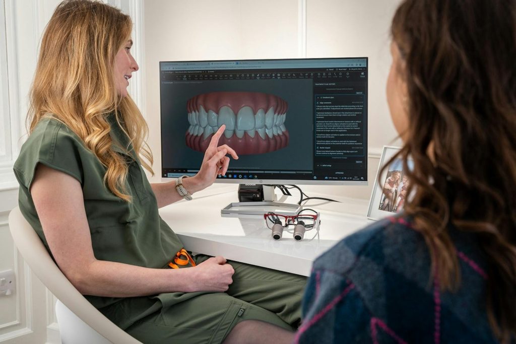  TRIOS 5 Invisalign Submission A dentist explains a 3D dental model to a patient during a consultation in Edinburgh.