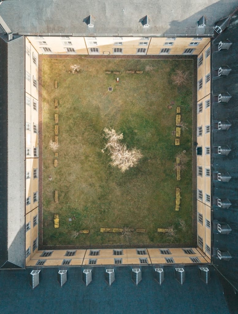 hj54kyf Aerial view of a courtyard with a tree and grass