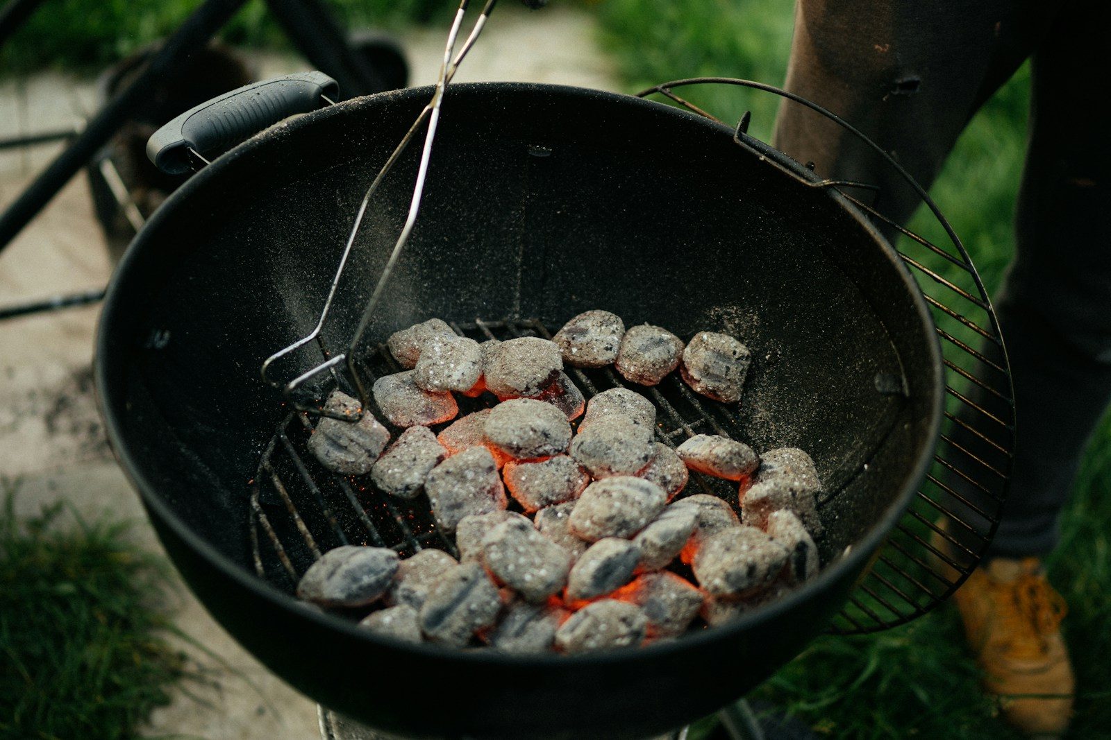 Weber Grillvorführung sliced meat on black round pan